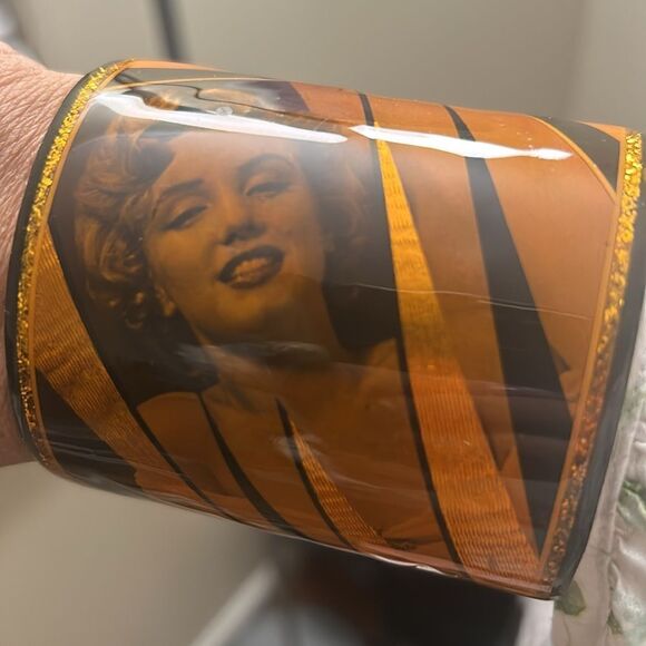 JOHN CRUTCHFIELD SIGNED 1985 METALLIC ART CHUNKY CUFF BRACELET, Marilyn Monroe - Picture 3 of 4